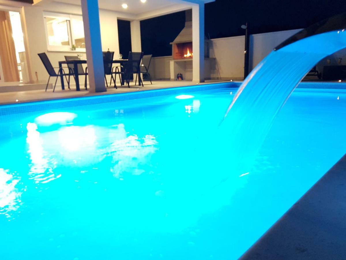 Villas Sabun - Modern House With Heated Pool プリヴラカ エクステリア 写真