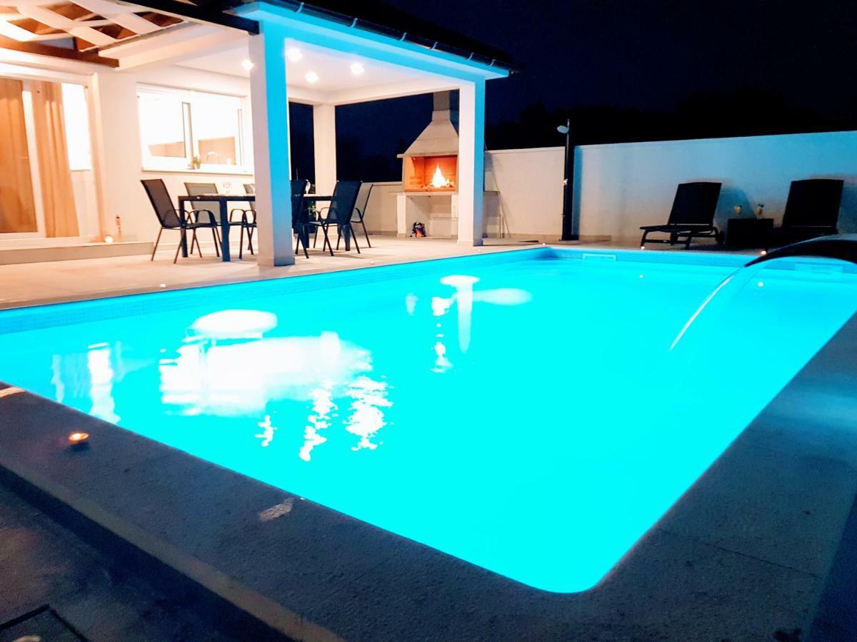 Villas Sabun - Modern House With Heated Pool プリヴラカ エクステリア 写真