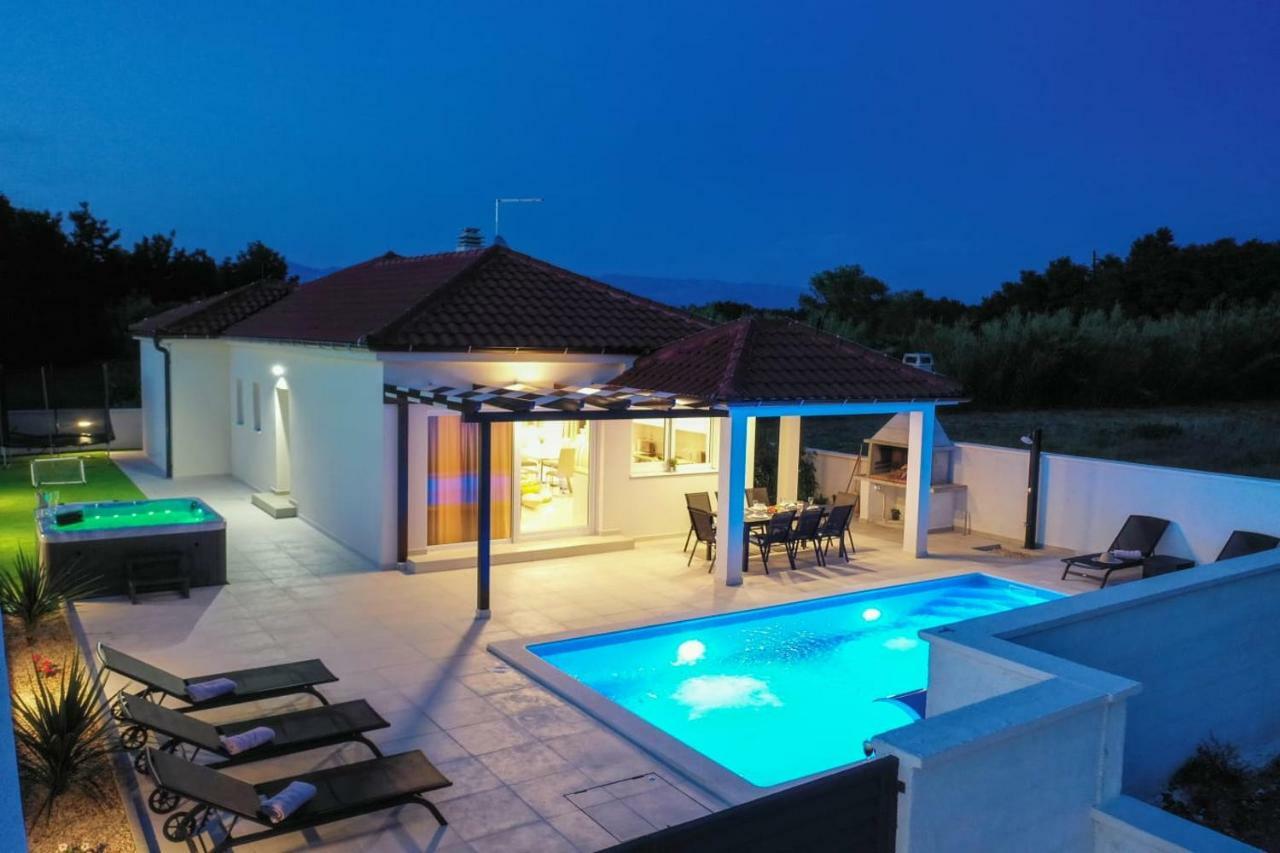Villas Sabun - Modern House With Heated Pool プリヴラカ エクステリア 写真