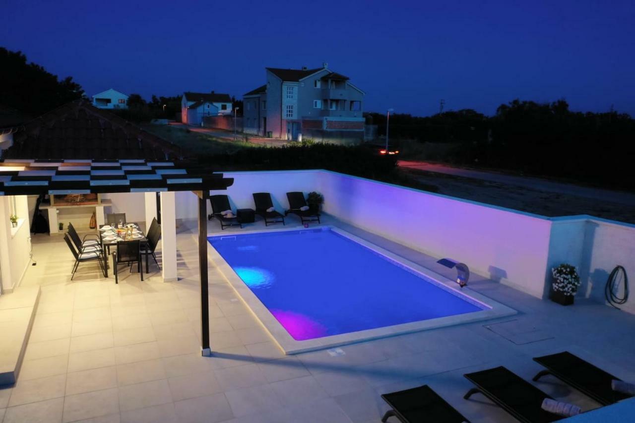 Villas Sabun - Modern House With Heated Pool プリヴラカ エクステリア 写真