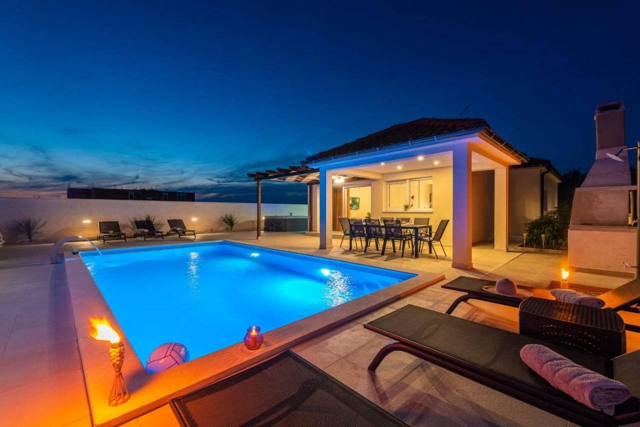 Villas Sabun - Modern House With Heated Pool プリヴラカ エクステリア 写真