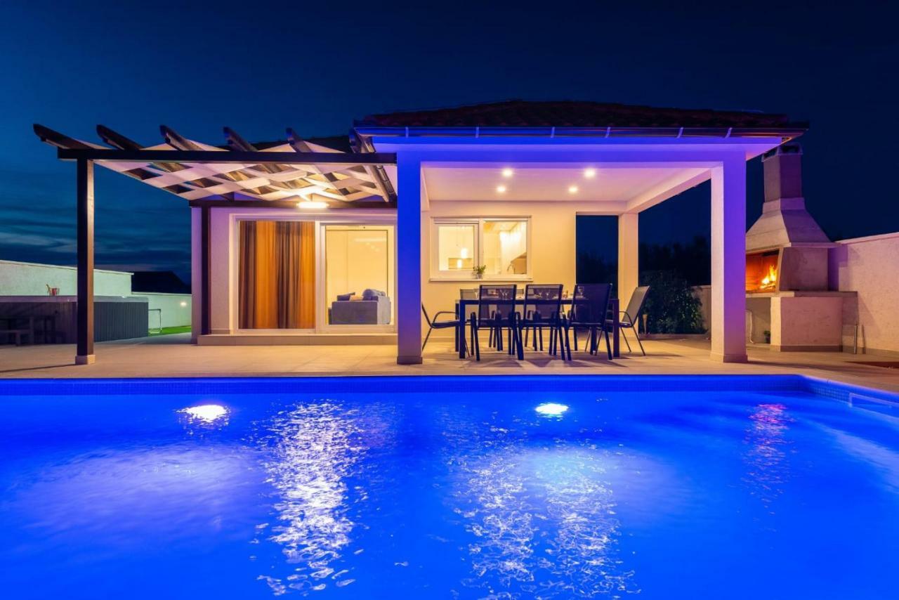 Villas Sabun - Modern House With Heated Pool プリヴラカ エクステリア 写真