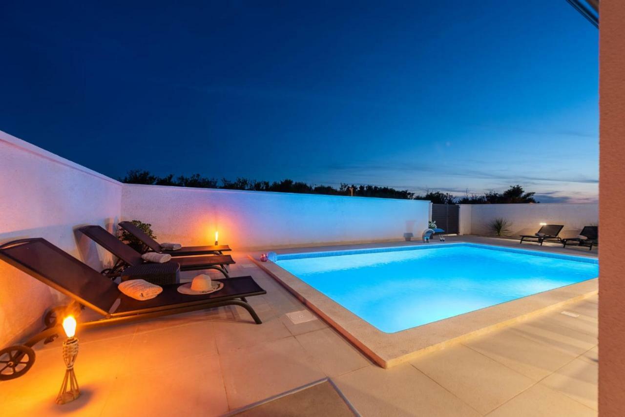 Villas Sabun - Modern House With Heated Pool プリヴラカ エクステリア 写真