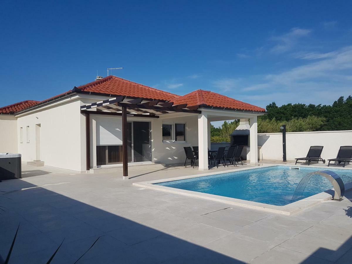 Villas Sabun - Modern House With Heated Pool プリヴラカ エクステリア 写真