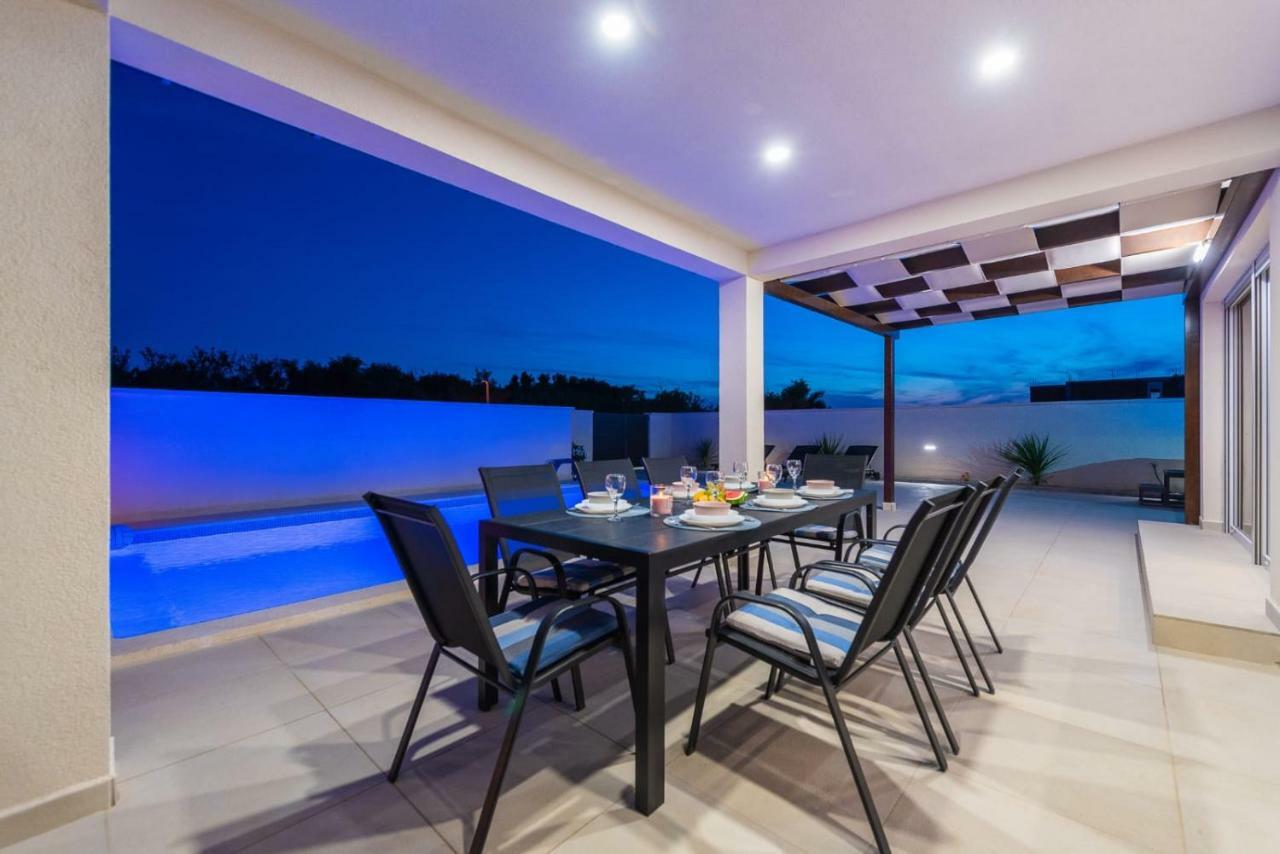 Villas Sabun - Modern House With Heated Pool プリヴラカ エクステリア 写真