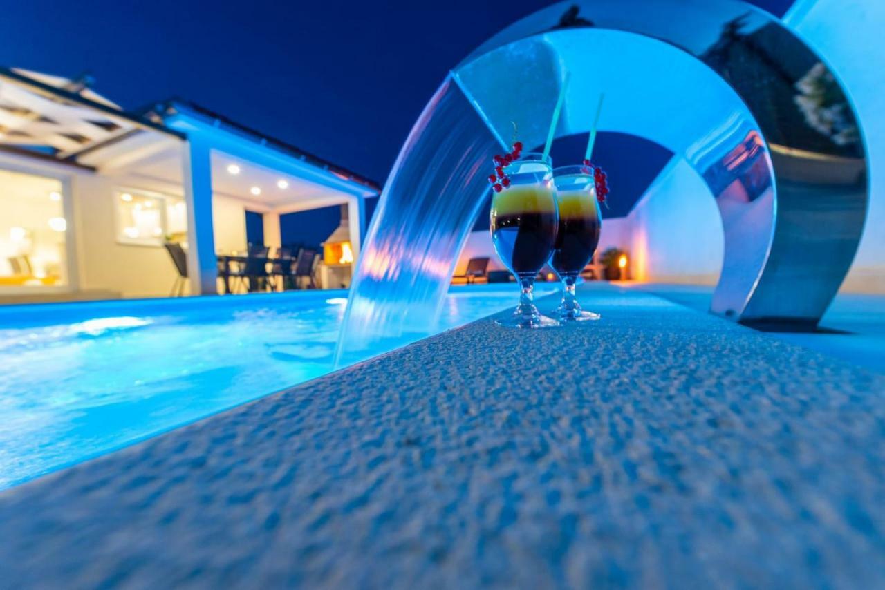 Villas Sabun - Modern House With Heated Pool プリヴラカ エクステリア 写真